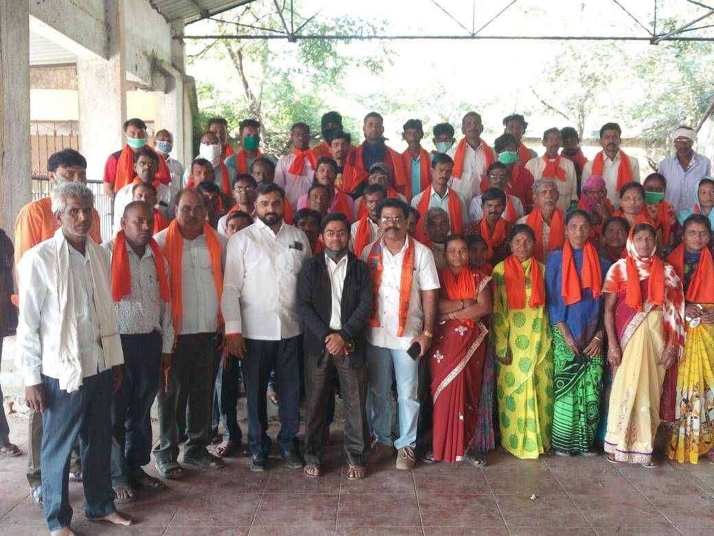 चिमुर येथे कष्टकरी मजूरानी घेतला शिवसेनेत प्रवेश, 70 मजुर शिवबंधनात..