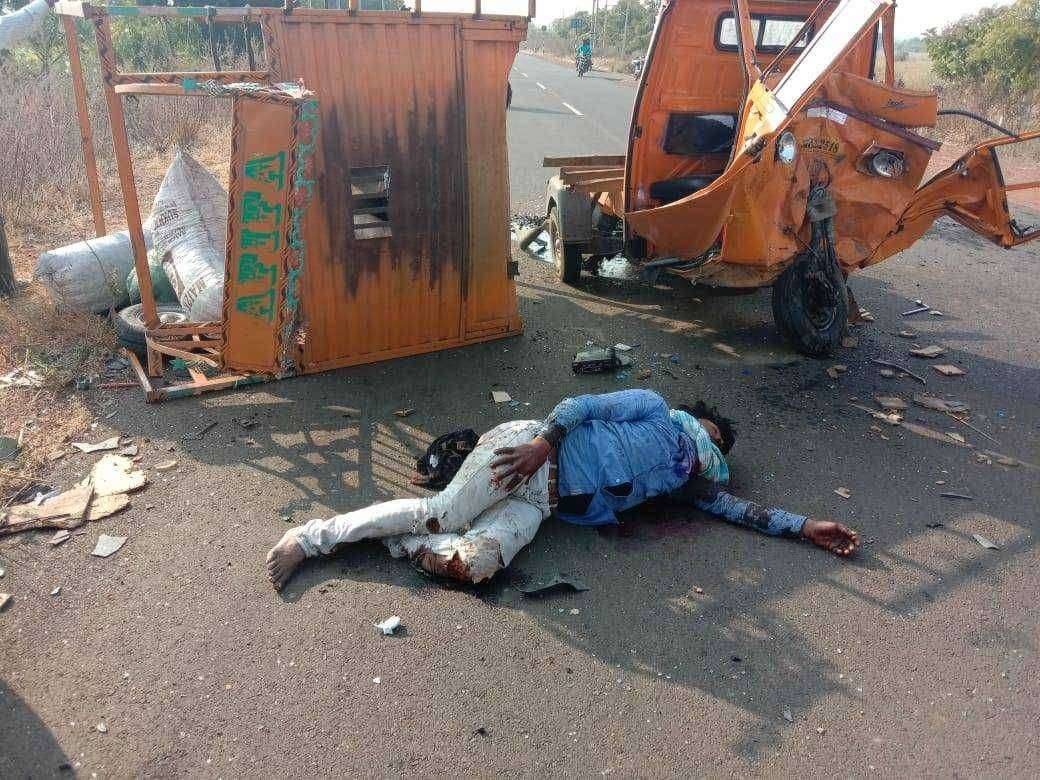 भरधाव वेगाने कारने गुड्स अँप्पे टमटम ला धडक