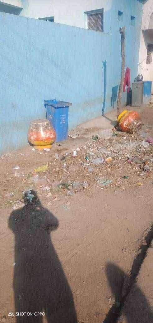 चिमुरच्या इंदिरा नगर भागात घानीचे साम्राज्य नागरिकांचे आरोग्य धोक्यात नाली चोकप मुळे खराब पानी वीहीरीत नगर परिषद करीत आहे दुर्लक्ष