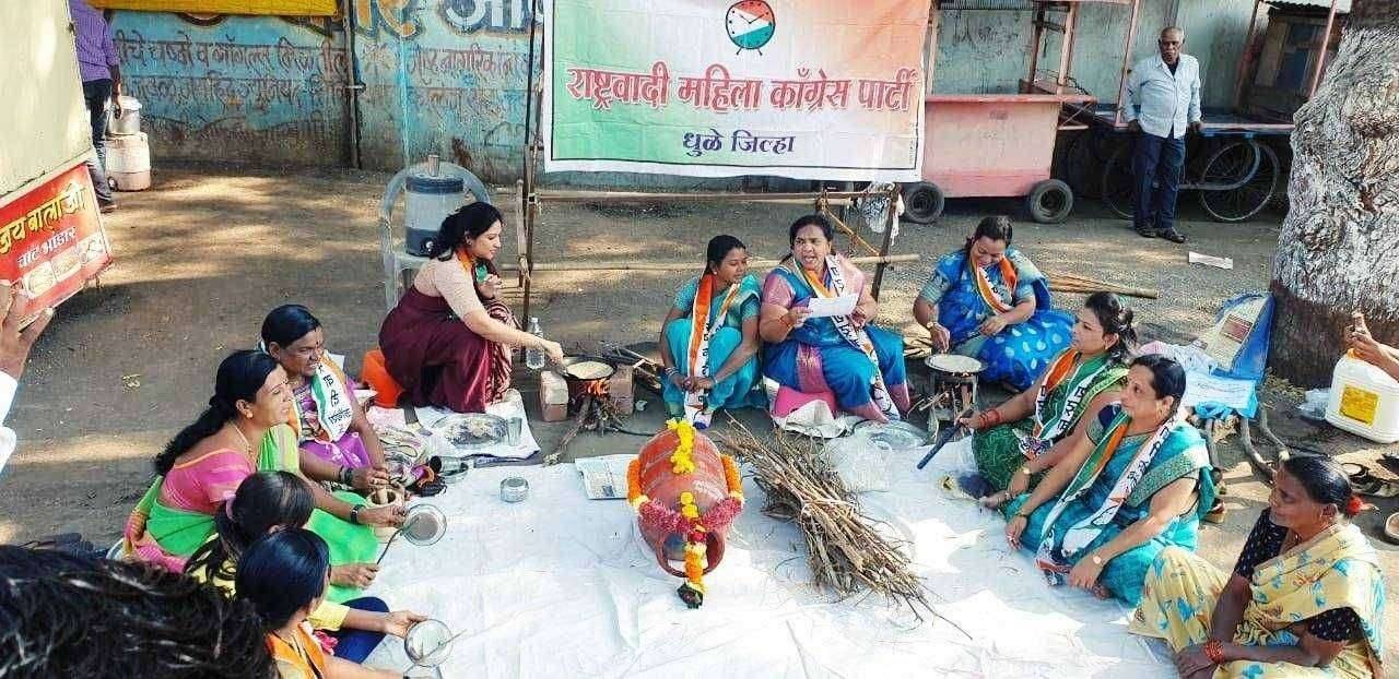 गॅस सिलेंडर दरवाढ विरोधात राष्ट्रवादी महिला आघाडी आक्रमक; चूल पेटवून खान्देशी जेवण वितरीत आंदोलनकर्त्या महिलांचा अनोखा निषेध