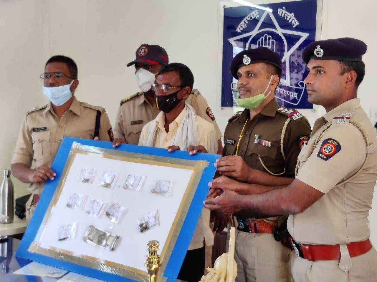 चोरी गेलेला मुद्देमाल पोलिसांनी केला हस्तगत  फिर्यादिस बोलाऊन केला परत गरीब शेतकऱ्याच्या चेहऱ्यावर फुलला आनंद