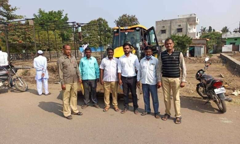 मुख्याधिकारी निवास स्थानाशेजारचे अतिक्रमण जमिनदोस्त तहसीलदार तथा मुख्याधिकारी विद्याचरण कडवकर यांची कारवाई