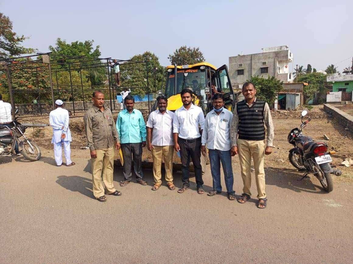 मुख्याधिकारी निवास स्थानाशेजारचे अतिक्रमण जमिनदोस्त तहसीलदार तथा मुख्याधिकारी विद्याचरण कडवकर यांची कारवाई