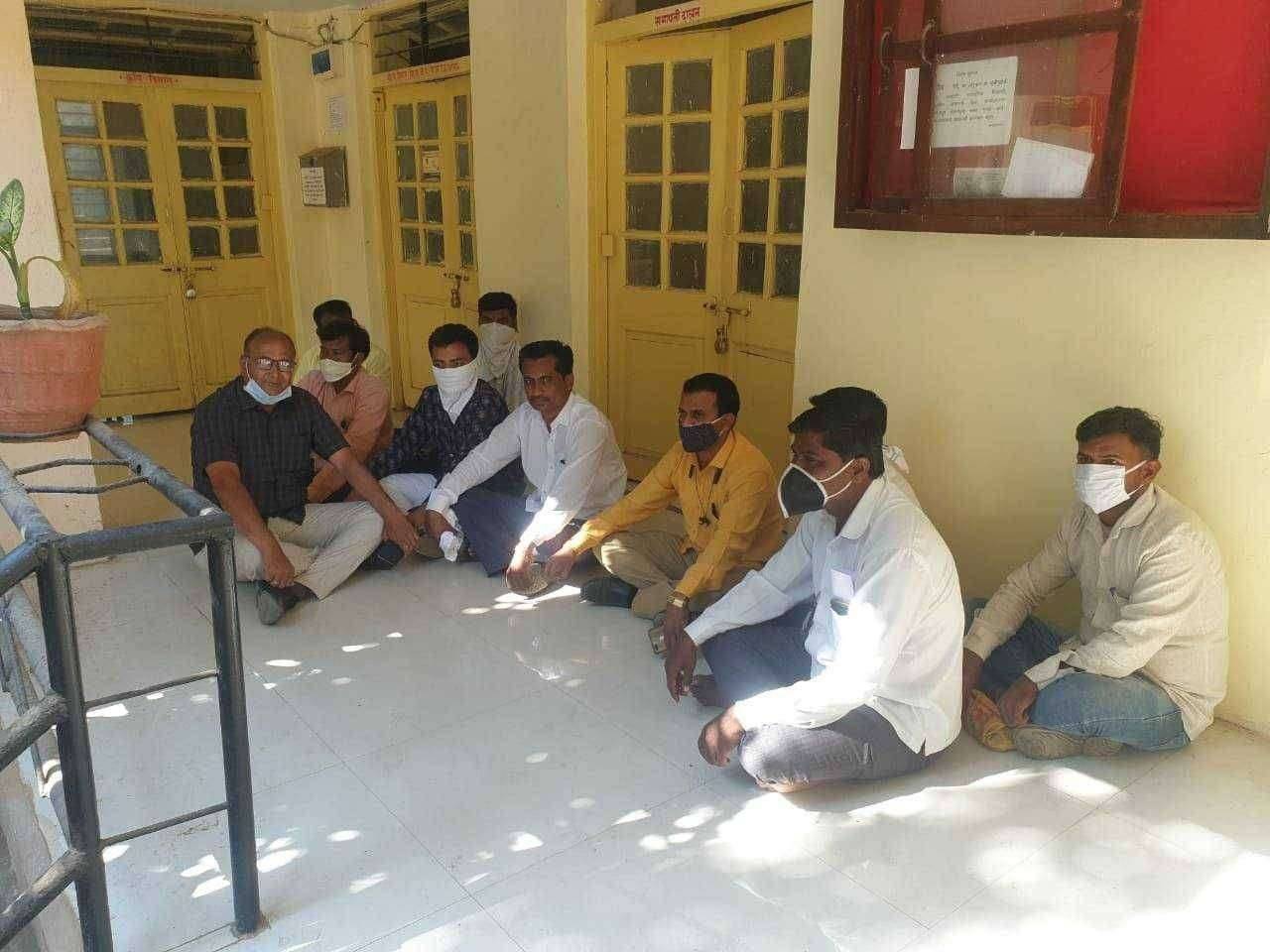 ? Breaking News..अमळनेर गटविकास अधिकारी झाले कार्यालयाचे हुकूमशहा..दाखल झालेल्या गुन्ह्या मुळे मती झाली भ्रष्ट..पंचायत समिती ला आज लावले कुलूप..