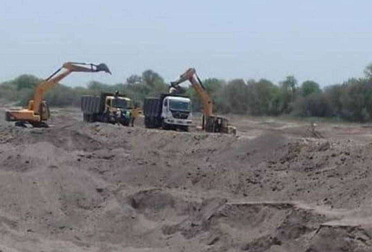 ?️अमळनेर कट्टा..धूम..धूम..मचाले..धूम मचाले..निवडणूकीत व्यस्त प्रशासनाचा गैरफायदा घेत वाळू माफियांची बोरी पांझरेत धूम..धूम...