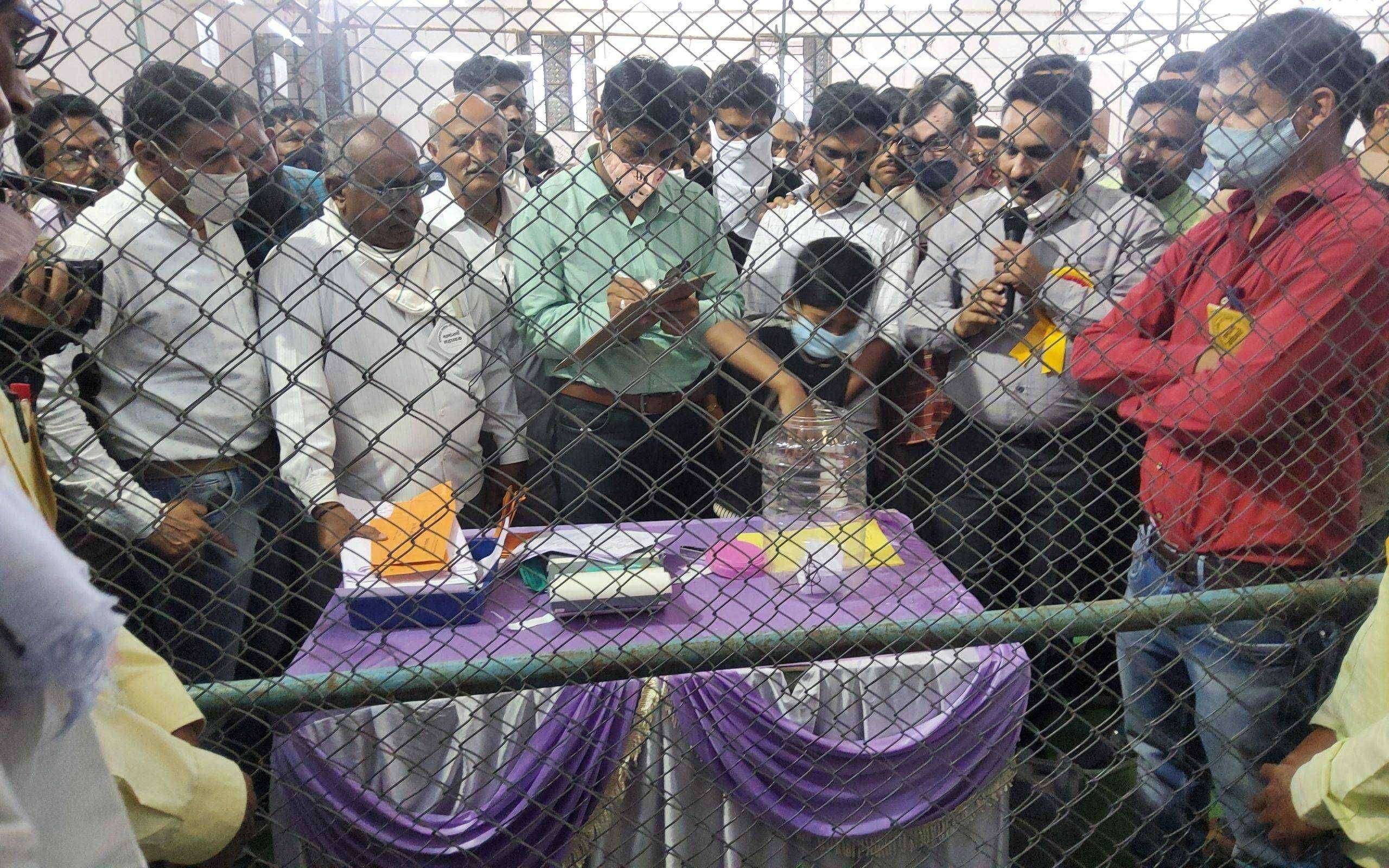 ?️अमळनेर कट्टा..तालुक्यात प्रस्थापितांना धक्का..तरुण पिढीची मुसंडी...शिवसेना गायब..राष्ट्रवादी आणि बीजेपीत लढत तर अपक्ष उमेदवारांनी अनेक ठिकाणी मारली बाजी...