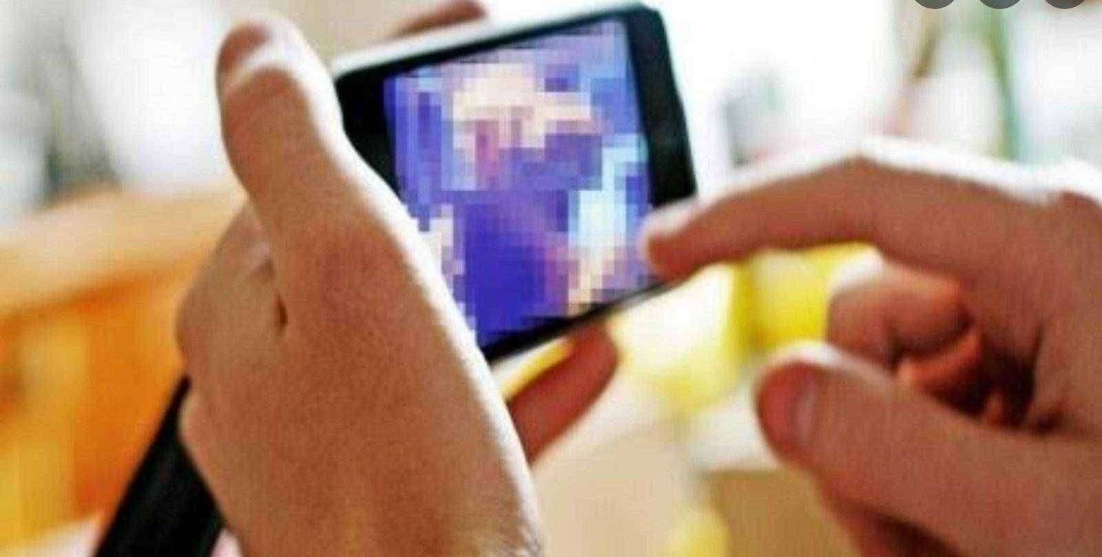 ? Big Breaking..विधानपरिषदेत काँग्रेस आमदार 'पॉर्न' पाहण्यात मग्न !