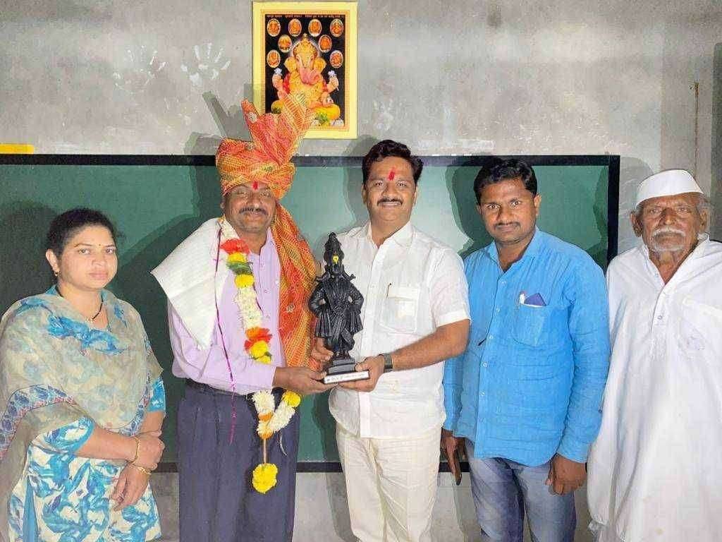 गादेगावच्या सुपुत्राने वाढवला पंढरपूरचा मान अभिजीत पाटील. ( डिव्हिपी उद्योग समूहाचे चेअरमन अभिजीत पाटील यांनी सन्मान केला )