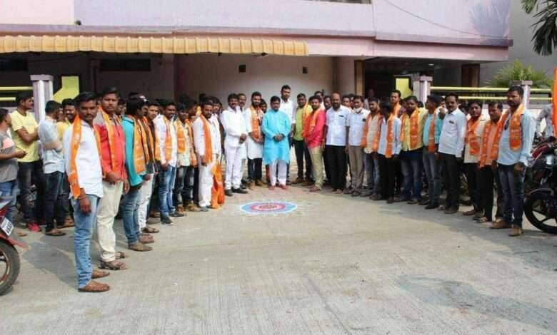 शेकडो युवकांनी केला शिवसेनेत प्रवेश