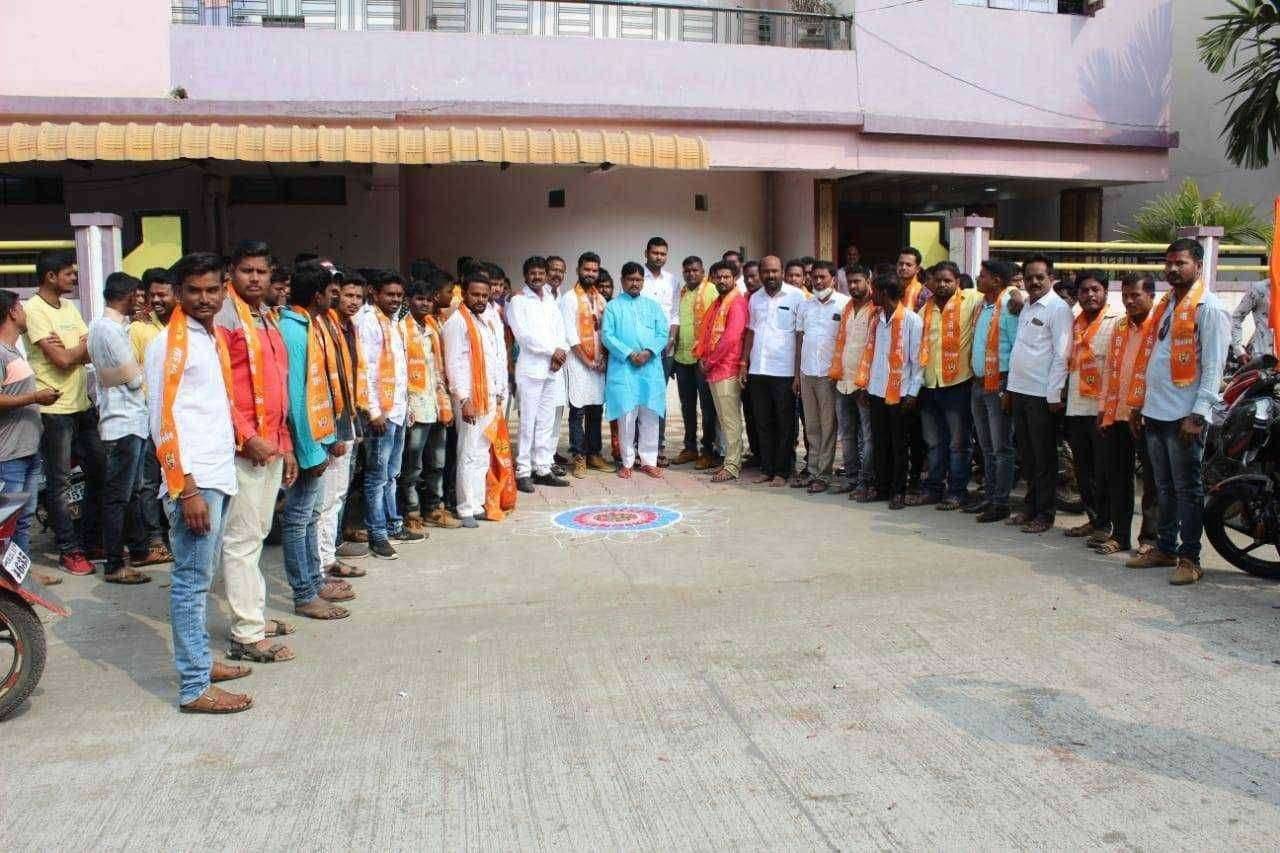 शेकडो युवकांनी केला शिवसेनेत प्रवेश