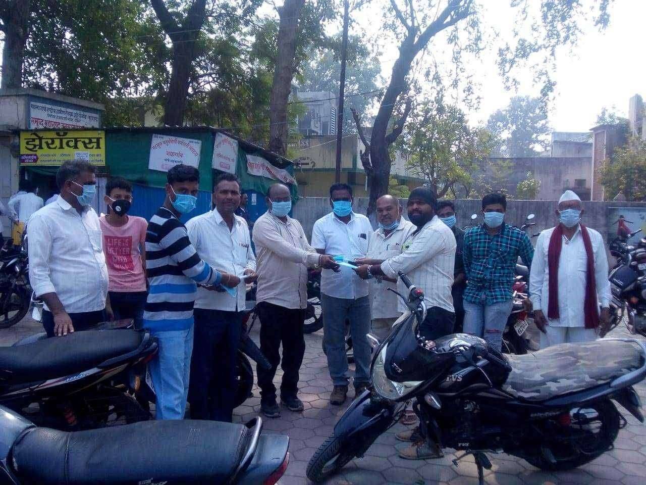 मा.वसंतराव मुंडे यांच्या वाढदिवसा निमित्त रावेर पत्रकार संघाच्या वतीने मोफत मास्क वाटप..