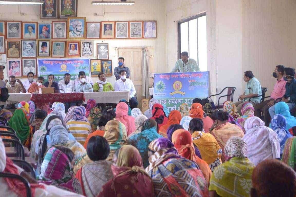 पंढरपूर नगररिषदेच्या वतीने माझी वसुंधरा अभियान अधिकारी कर्मचारी सफाई कर्मचा-यांना सन्मान चिन्ह चे वाटप सहज हातातुन नेता येणारा स्पिकर आरोग्य सभापती तथा नगरसेवक विवेक परदेशी यांनी दिला भेट