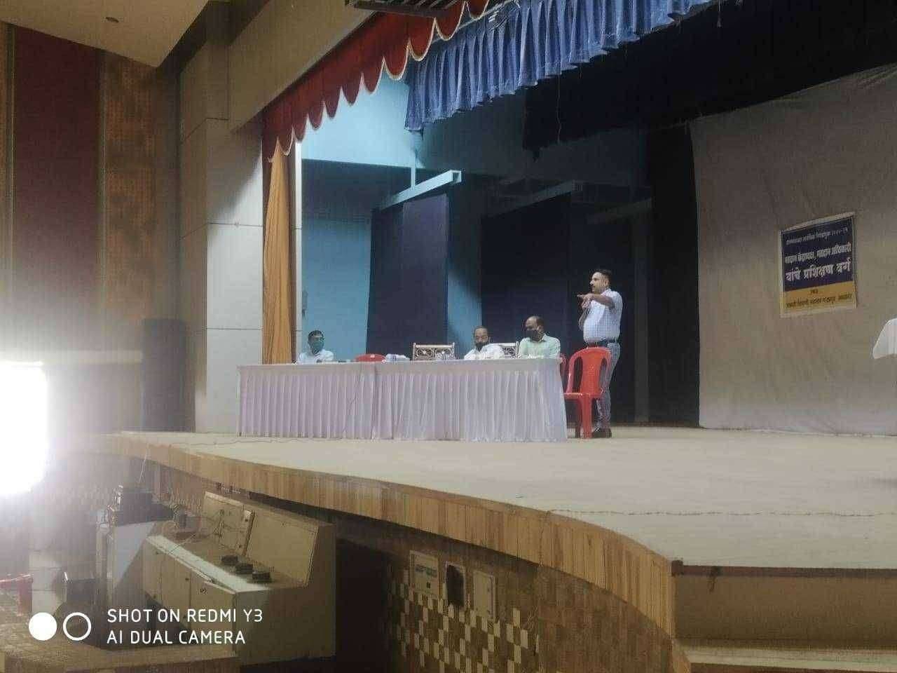 ? ग्राम पंचायत निवडणुकीच्या पार्श्वभूमीवर कर्मचाऱ्यांचे प्रशिक्षण संपन्न..निवडणूकीचे काम निर्भयपणे आणि जागरूकतेने पार पाडा.. मिलिंदकुमार वाघ