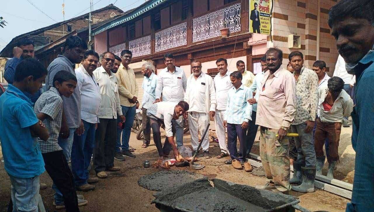 दिंडोरी तालुक्यातील जानोरी येथेजानोरी गावात सुतार गल्ली घुमरे तिडके यांचे घरापर्यंत रस्ता अंतर्गत सिमेंटीकरण रस्ता शुभारंभ