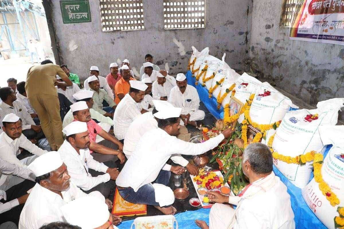 २ लाख ११ हजार १११ व्या साखर पोत्याचे पुजन शेतकऱ्यांच्या मुलांच्या हस्ते चेअरमन अभिजीत पाटील