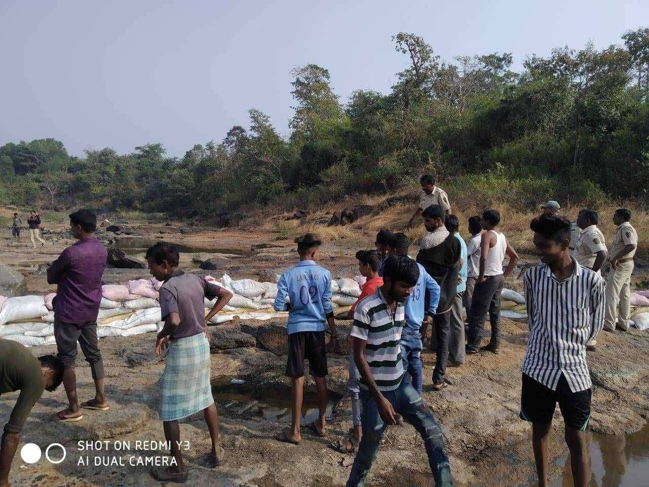 भिवतास धबधबा वरती केळावन श्रमदानातून वनराई बंधारा केळवण गावकरी वनविभाग बाऱ्हे RFO सुरेश गवारी साहेब वनपाल लक्ष्मण सातपुते साहेब वनरक्षक हेमराज गावित यांच्या सहकार्यामुळे बांधला बंधारा