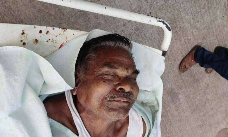 ? धक्कादायक, धावत्या एसटी बसमध्येच प्रवाशाने केले विष प्राशन उपचारादरम्यान जिल्हा सामान्य रुग्णालयात या प्रवाश्याची प्राणज्योत मालवली असून त्याची ओळख मात्र अद्याप पटू शकलेली नाही.