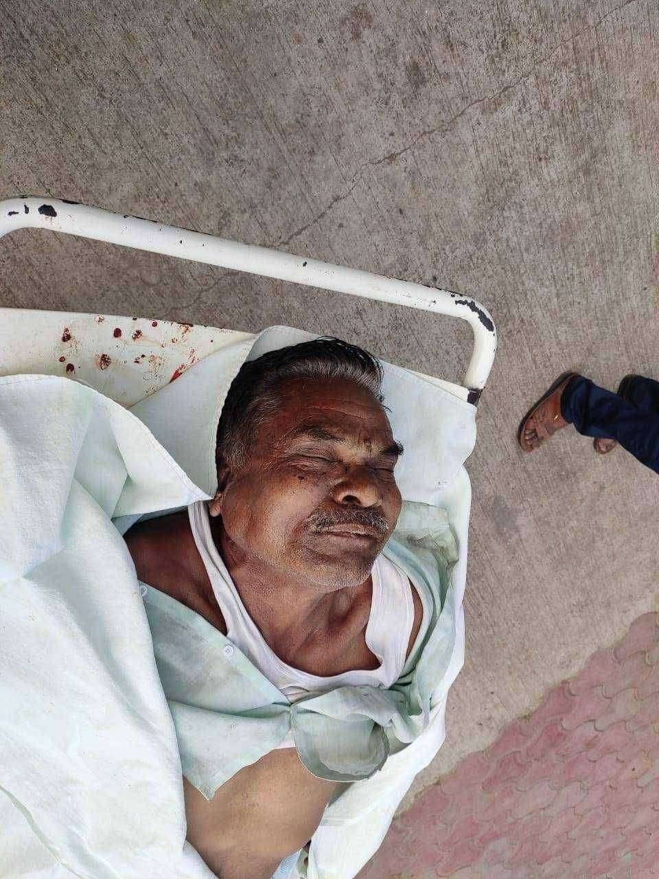 ? धक्कादायक, धावत्या एसटी बसमध्येच प्रवाशाने केले विष प्राशन उपचारादरम्यान जिल्हा सामान्य रुग्णालयात या प्रवाश्याची प्राणज्योत मालवली असून त्याची ओळख मात्र अद्याप पटू शकलेली नाही.