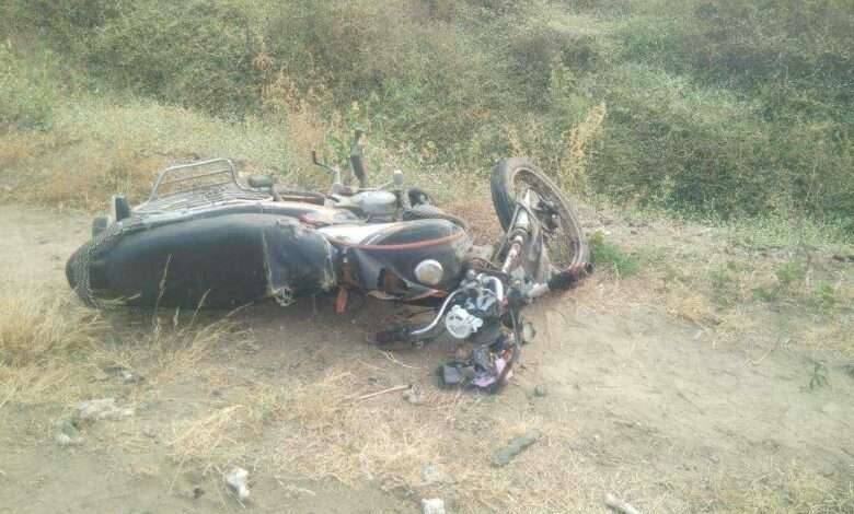 दुचाकी व ट्रकची समोरासमोर धडक कामगार तरुणाचा जागीच मृत्यू