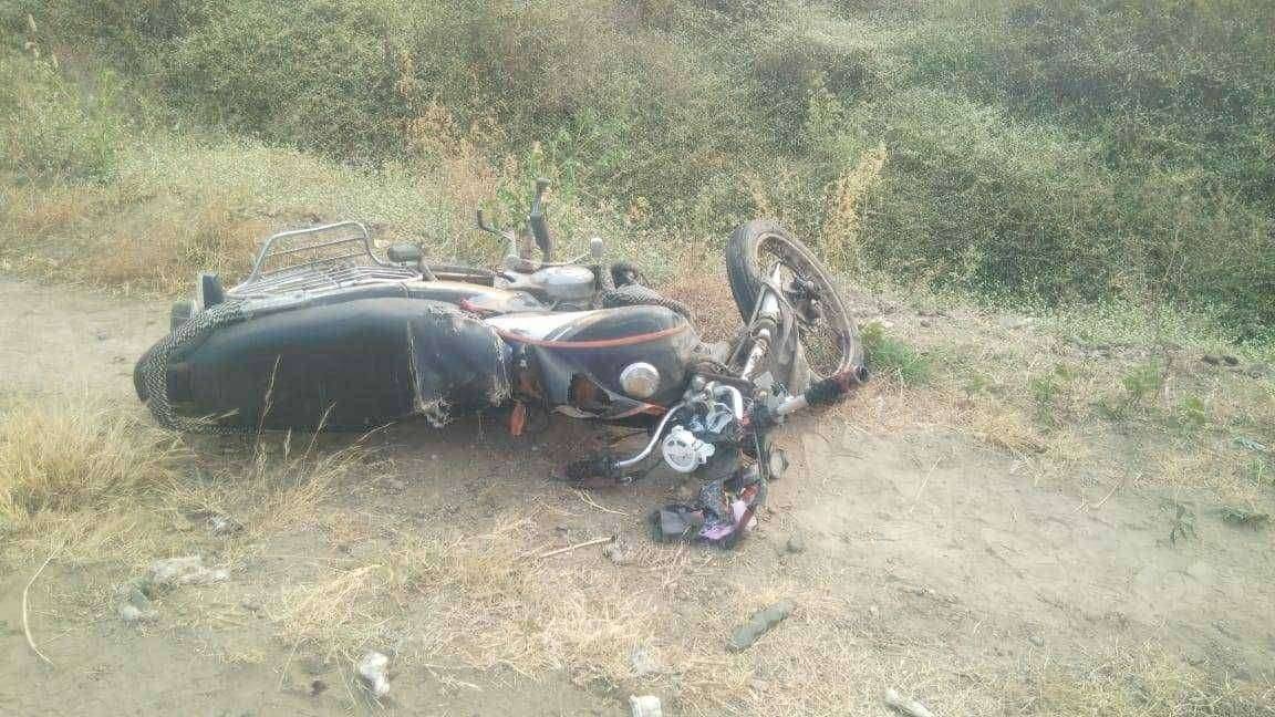 दुचाकी व ट्रकची समोरासमोर धडक कामगार तरुणाचा जागीच मृत्यू