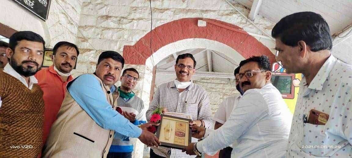 दिंडोरी तालुका मराठी पत्रकार संघाचे विविध उपक्रम प्रेरणादायी - डॉ संदीप आहेर