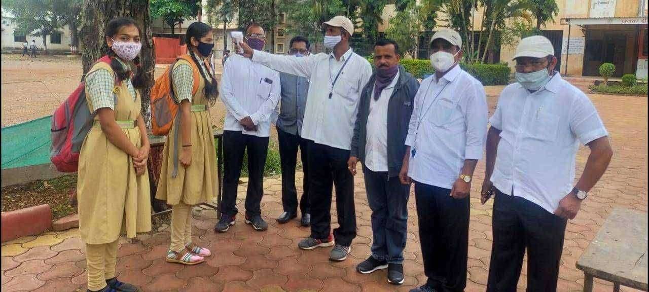 कोरोना काळा थांबलेल्या बसेस व करून नंतर शाळा सुरू मात्र बस अभावी विद्यार्थीची शाळेला दाडी ( ग्रामीण भागातील विद्यार्थीना बसची प्रतिक्षा)