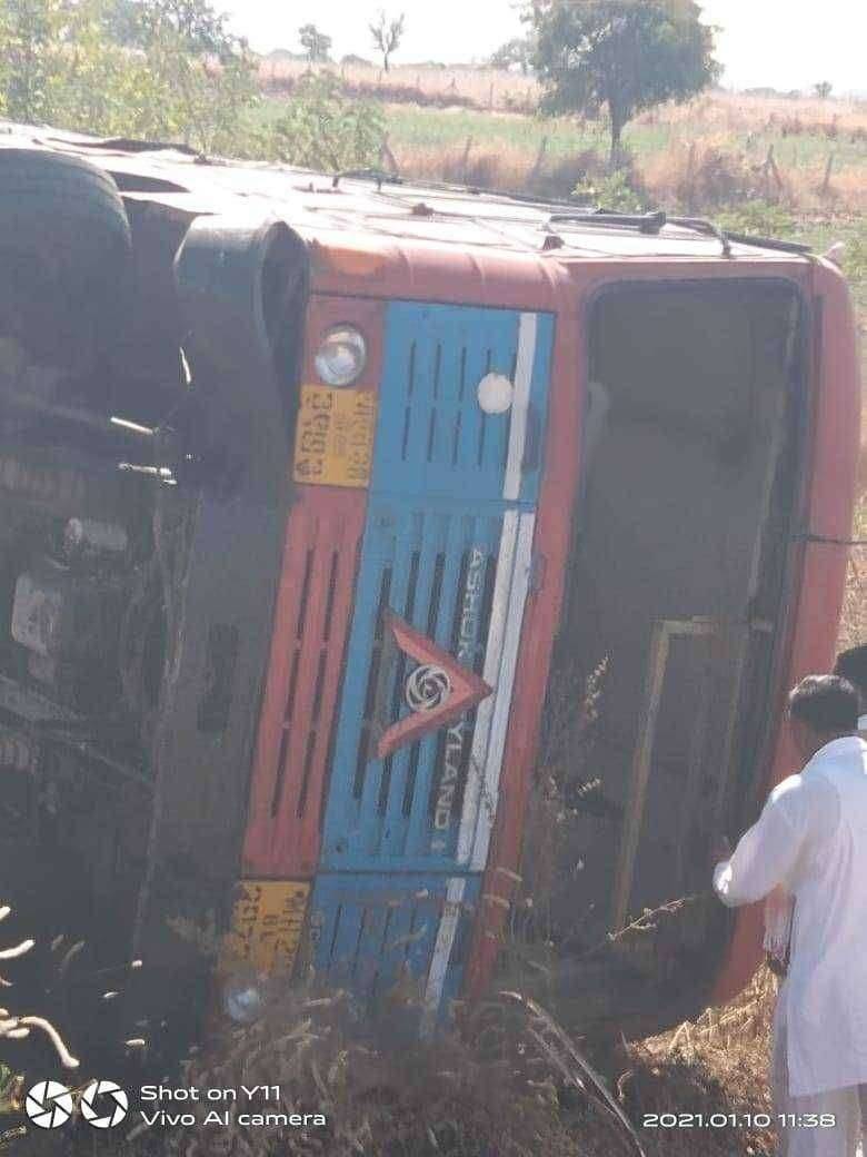 निलंग्याहुन-अकोला जाणाऱ्या बसच्या बस चालकाचा ताबा सुटून बस ट्रकचा अपघात, उमरगा -लातूर राज्य महामार्गावरील वाघोली पाटीजवळ घडला अपघात अपघातात एक प्रवाशाचा मृत्यू ,तर तेरा प्रवासी जखमी