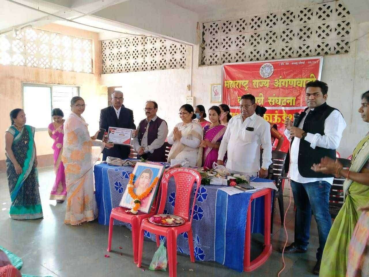 अंगणवाडी कर्मचाऱ्यांचा प्रातिनिधीक स्वरूपात कोरोना योद्धा म्हणून नंदुरबार येथे सन्मान