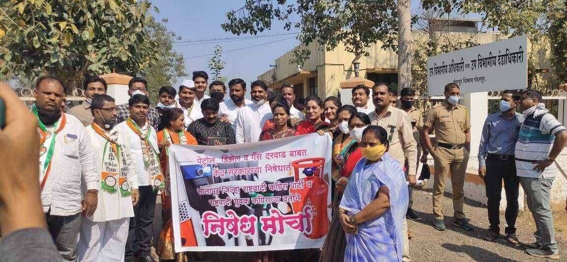 मोटार सायकल ढकलत नेऊन इंधन दरवाढीचा पंढरपूरात निषेध