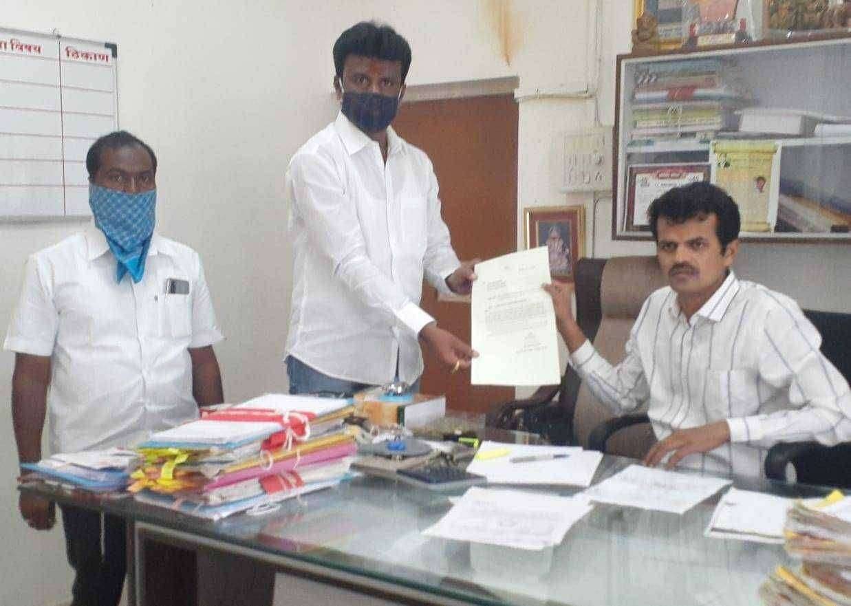 इसबावी येथे तलाठी कार्यालय सुरू करण्याची मा.नगरसेवक बालाजी मलपे यांची मागणी