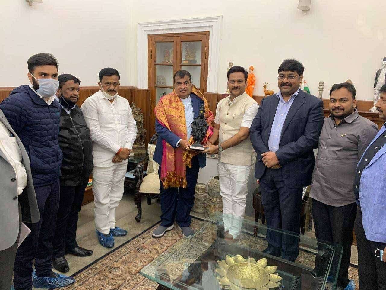 किमान साखर विक्री किंमत 3300 रुपये करण्यासाठी अभिजीत पाटील यांनी घेतली नितीनजी गडकरी यांची भेट..