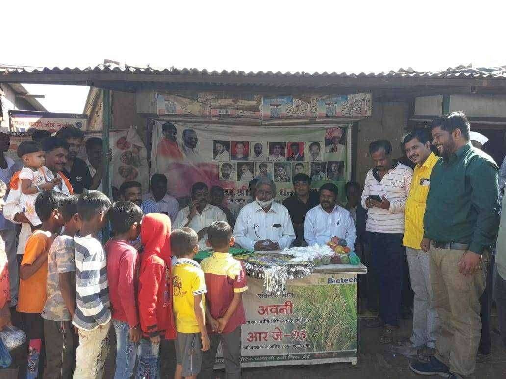 भारतीय जनता पार्टी ओबीसी सेल मार्फत मा.खासदार हरीचंद्र चव्हाण साहेब यांच्या हस्ते लहान मुलांना पतंग, मांजा,आणि तिळगूळ वाटप..