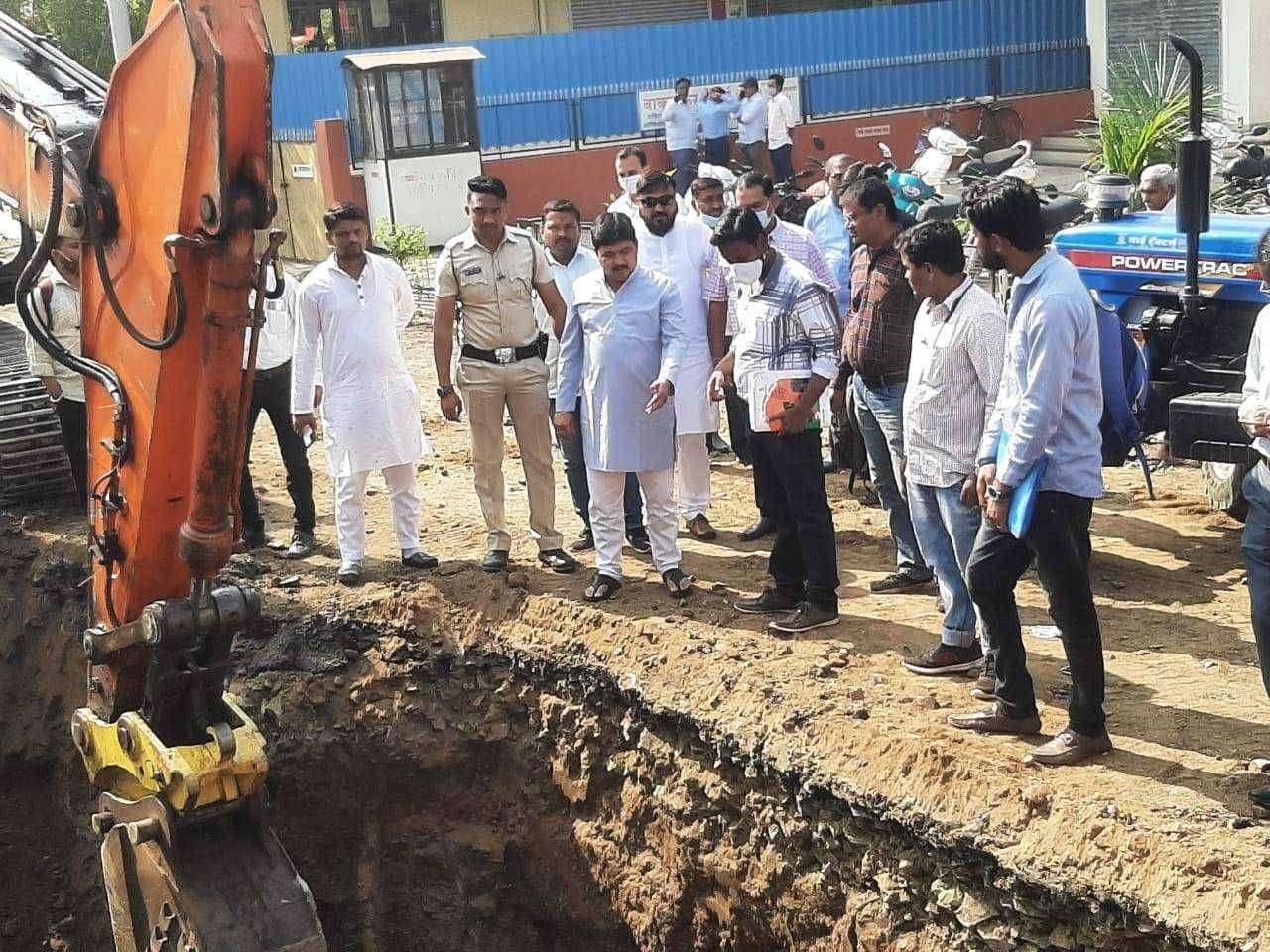 धुळे शहर देवपूर भागातील नागरिकांची तक्रार महाराष्ट्रजीवन प्राधिकरण आणि धुळे मनपा व सा.बां. विभागाच्या अधिकाऱ्यांसोबत आमदार फारूक शाह यांची पाहणी.... खोदलेल्या रस्त्यांचे काम तात्काळ सुरु करा आमदार फारूक शाह यांच्या अधिकाऱ्यांना सक्त सूचना...