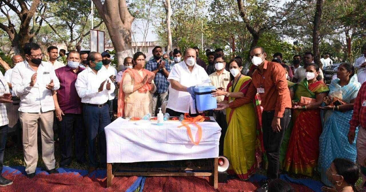 शेवटच्या माणसाला लस मिळेपर्यंत स्वस्थ बसणार नाही. ग्रामविकास मंत्री हसन मुश्रीफ यांनी दिला विश्वास कागलमध्ये कोरोना प्रतिबंधक लसीचा समारंभपूर्वक वितरण प्रारंभ.