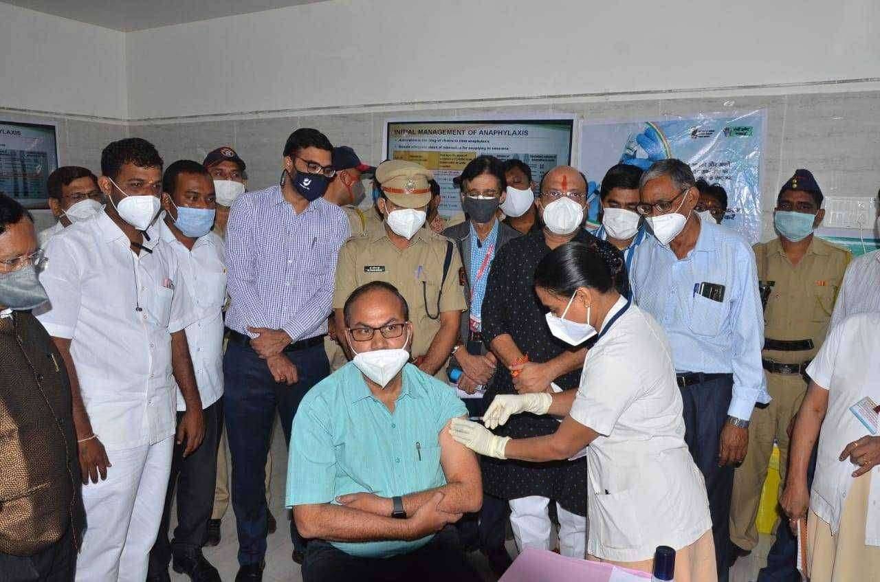 पालकमंत्री गुलाबराव पाटील यांच्या उपस्थितीत कोरोना लसीकरणाचा शुभारंभ जिल्ह्यात दुपारी 12.30 वाजेपर्यंत 114 आरोग्य सेवकांना देण्यात आली लस