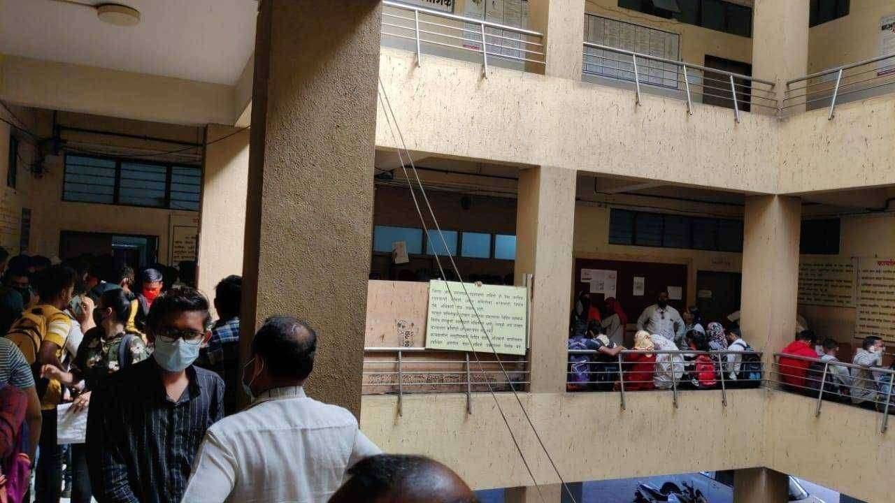 नाशिक जातपडताळणी कार्यालयात विद्यार्थ्यांच्या लांबच लांब रांगा,एजंटना मात्र डायरेक्ट एन्ट्री..