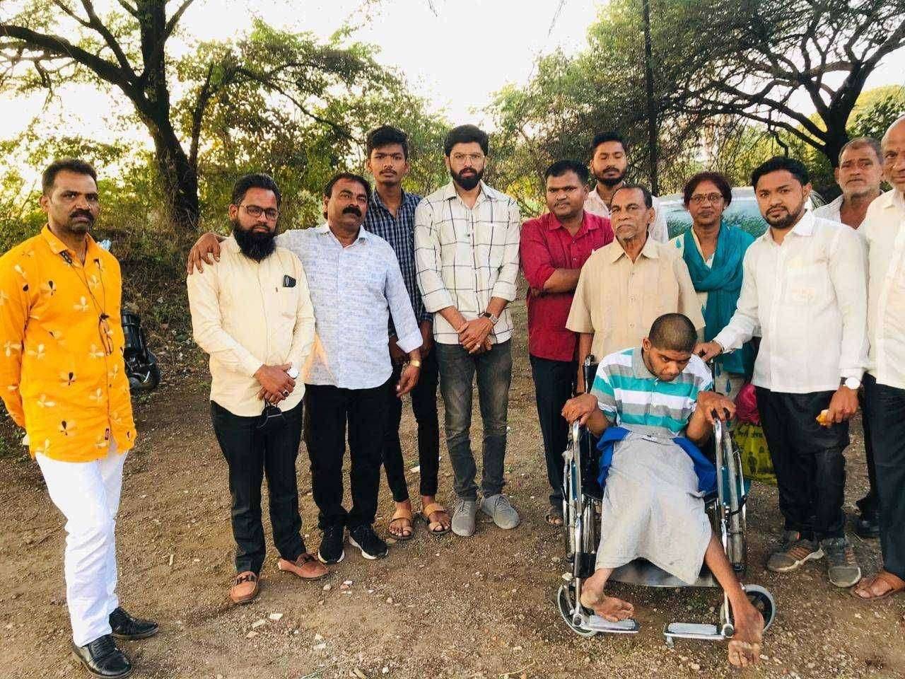 समाज सेवक संदिप भाऊ क्षीरसागर यांच्या वाढदिवसाच्या निमीत्ताने वाढदिवसाचा वायफळ खर्च न करता गरजू व अनाथ दिव्यांग मुलाला सायकल व कपडे वाटप..