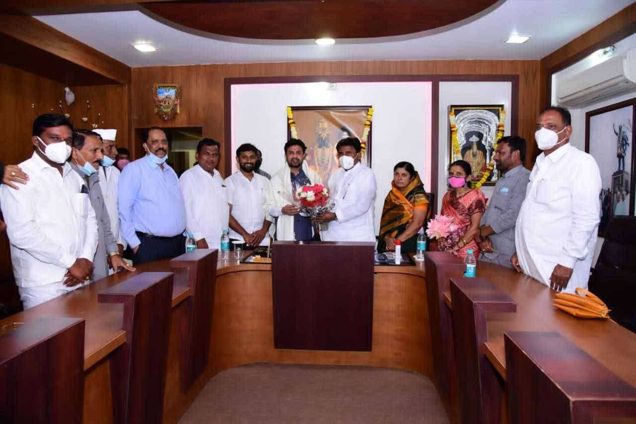 सार्वजनिक बांधकाम व पाणी पुरवठा राज्यमंत्री संजय बनसोडे यांनी महाराष्ट्र प्रदेश काँग्रेस कमिटी कार्याध्यक्ष बसवराज पाटील सदिच्छा भेट घेतली