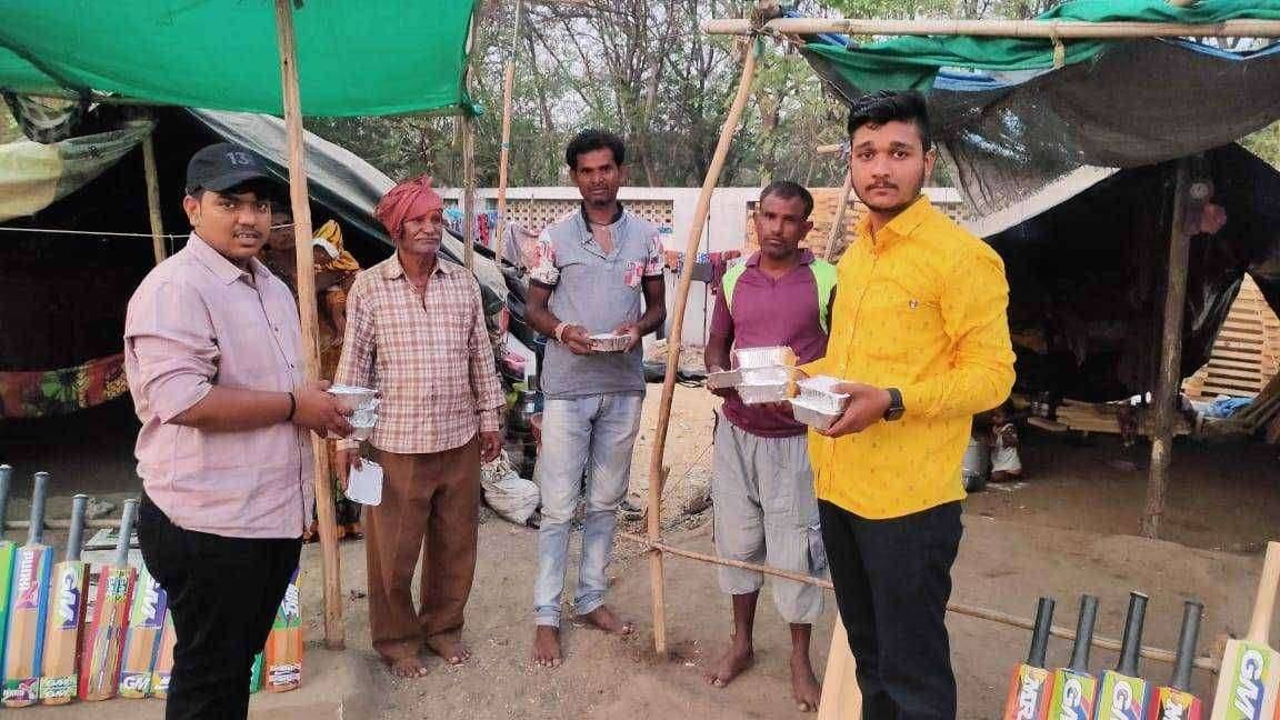 महाराणा प्रताप पुण्यतिथीनिमित्त गरीब कुटुंबियांना युवा मित्र मंडळी कडून अन्न दानाचे पुण्य काम.