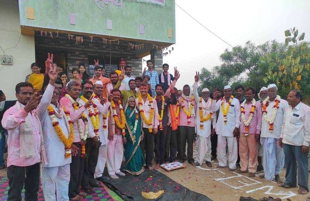 आलमगाव येथे नवनिर्वाचित ग्रामपंचायत सदस्याचा ग्रामस्थांनी केला सत्कार..