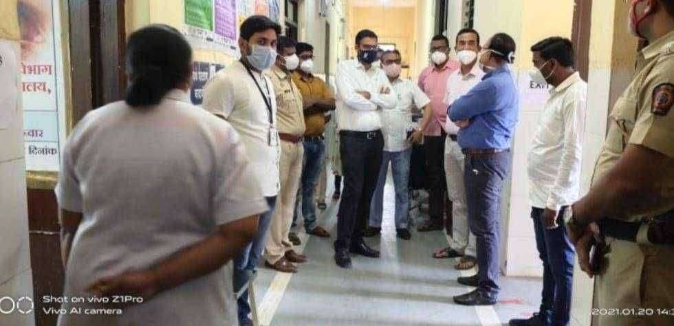 ? जळगांव Live..जामनेर उपजिल्हा रुग्णालयाला जिल्हाधिकाऱ्यांची भेट; कोरोना लसीकरणाचा घेतला आढावा..