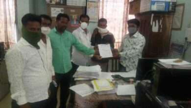 नगर परिषद तुळजापूरचे मुखाधिकारी आणि त्यांचे सहकारी यांच्यावर पदाचा गैरवापर केल्याबद्दल आणि जातीय भावना भडकावल्याबद्दल अॅट्रॉसिटी कायद्या अंतर्गत गुन्हा नोंद करा