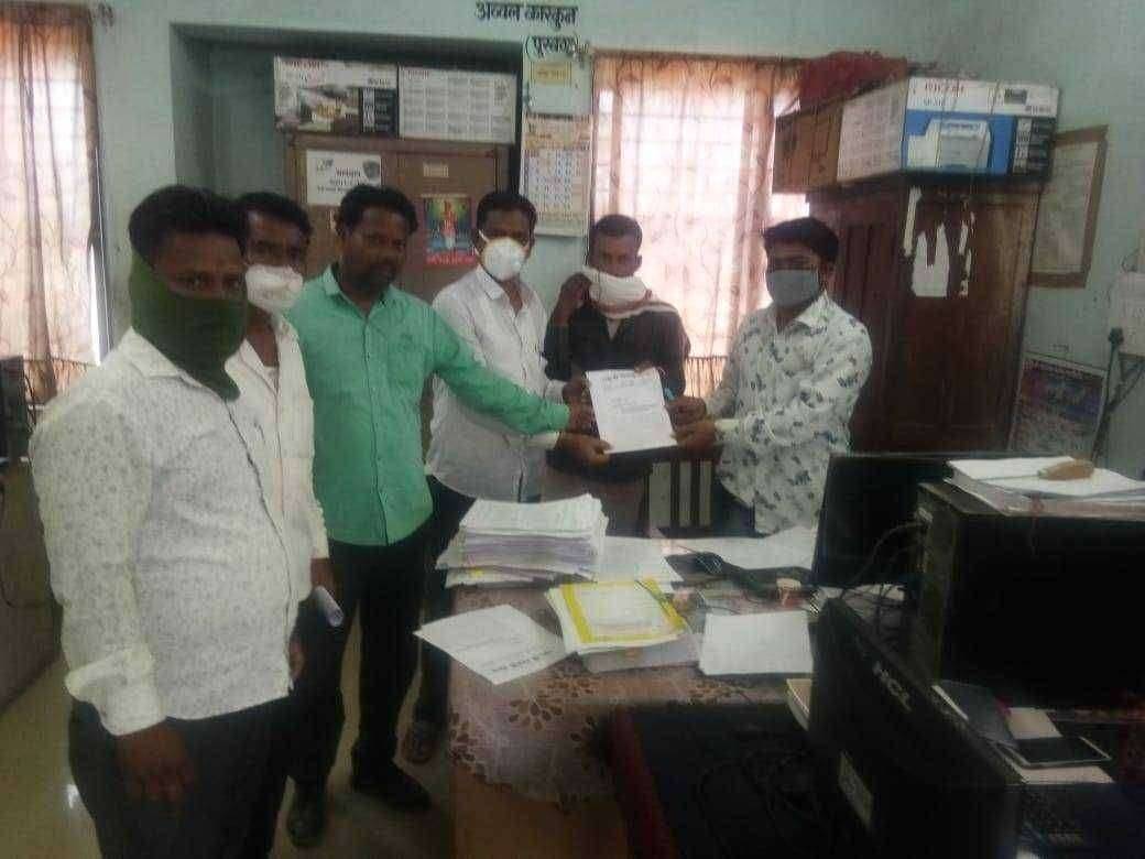 नगर परिषद तुळजापूरचे मुखाधिकारी आणि त्यांचे सहकारी यांच्यावर पदाचा गैरवापर केल्याबद्दल आणि जातीय भावना भडकावल्याबद्दल अॅट्रॉसिटी कायद्या अंतर्गत गुन्हा नोंद करा