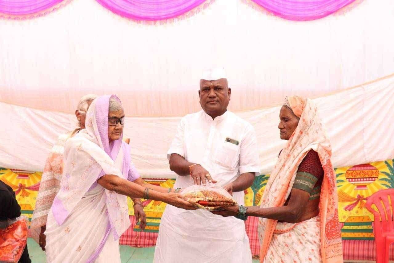 ?️अमळनेर कट्टा.. स्वर्गीय देवकाबाई साळी उत्तर कार्या निमित्त गरीब महिलांना साडी वाटप