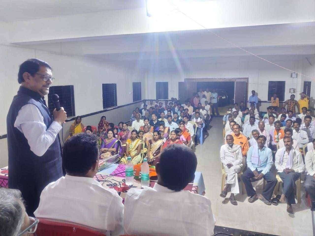 ग्रामपंचायत सदस्यांनी जनसेवेचा व्रत घेऊन कार्य करावे:-माजी आमदार अँड.संजयभाऊ धोटे नारंडा येथे भाजपा तर्फे कोरपना तालुक्यातील नवनिर्वाचित ग्रामपंचायत सदस्यांचा सत्कार