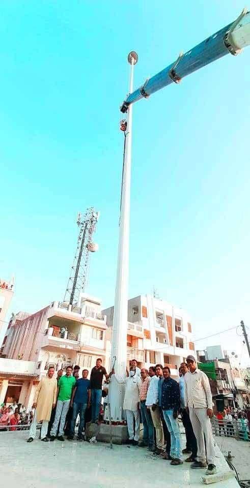 ?️अमळनेर कट्टा.. अमळनेरात 105 फुटावर सदैव फड़कनार तीरंगा राष्ट्रध्वज कारंजा चौकात क्रेनने उभारला 105 फूटी खाम्ब, प्रजासत्ताक दिनी होणार पूजन,साहेबराव पाटलांची संकल्पना..