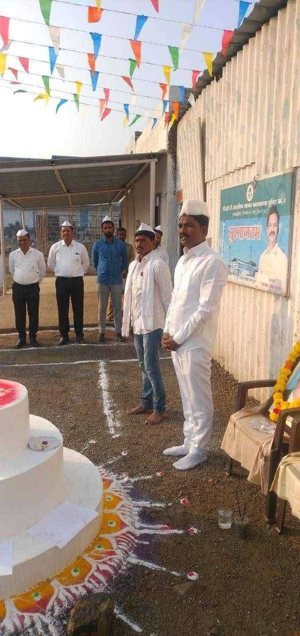 धाराशिव साखर कारखान्यावर तोडणी कामगाराच्या हस्ते केला ध्वजारोहण