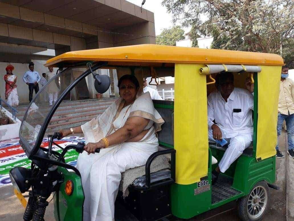 ?️ अमळनेर कट्टा.. लोकनियुक्त नगराध्यक्षा व माजी आमदारांचा ई-रिक्षा ने प्रवास माझी वसुंधरा अभियानाचे औचित्य साधून केला प्रवास