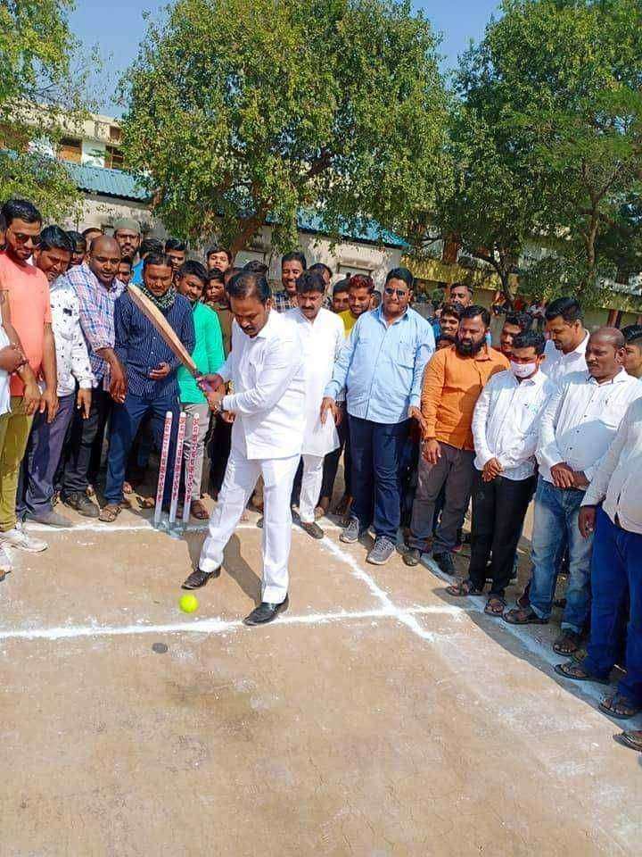 फैजपूर येथे आमदार चंद्रकांत पाटील यांच्या हस्ते टेनिस बॉल क्रिकेट स्पर्धेचे उद्घाटन