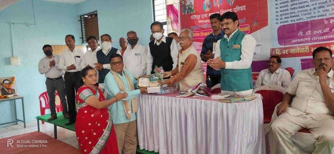 थेपडे विद्यालय, म्हसावदचे उपशिक्षक श्री संदीप काशिनाथ भंगाळे महाराष्ट्र राज्य समता शिक्षक परिषदेचा तात्यासाहेब ज्योतिराव फुले गुणवंत शिक्षक पुरस्काराने सन्मानित